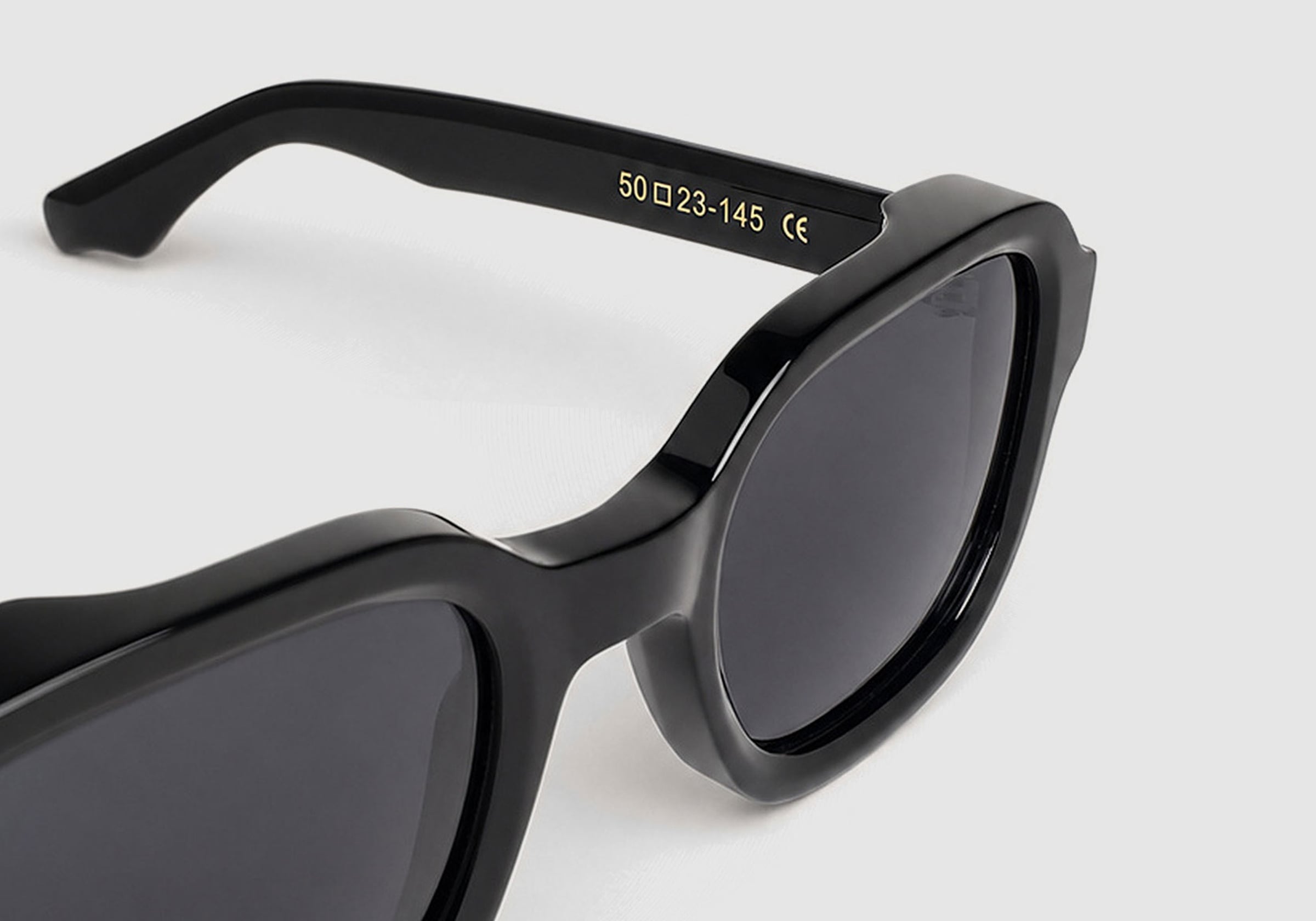 1786280291368-detail_crop__52_BANK_black_with_dark_lens_detail_crop_final-Nj6jOzOmjVIXEkXKQfd8aSAQYroyDN.jpg