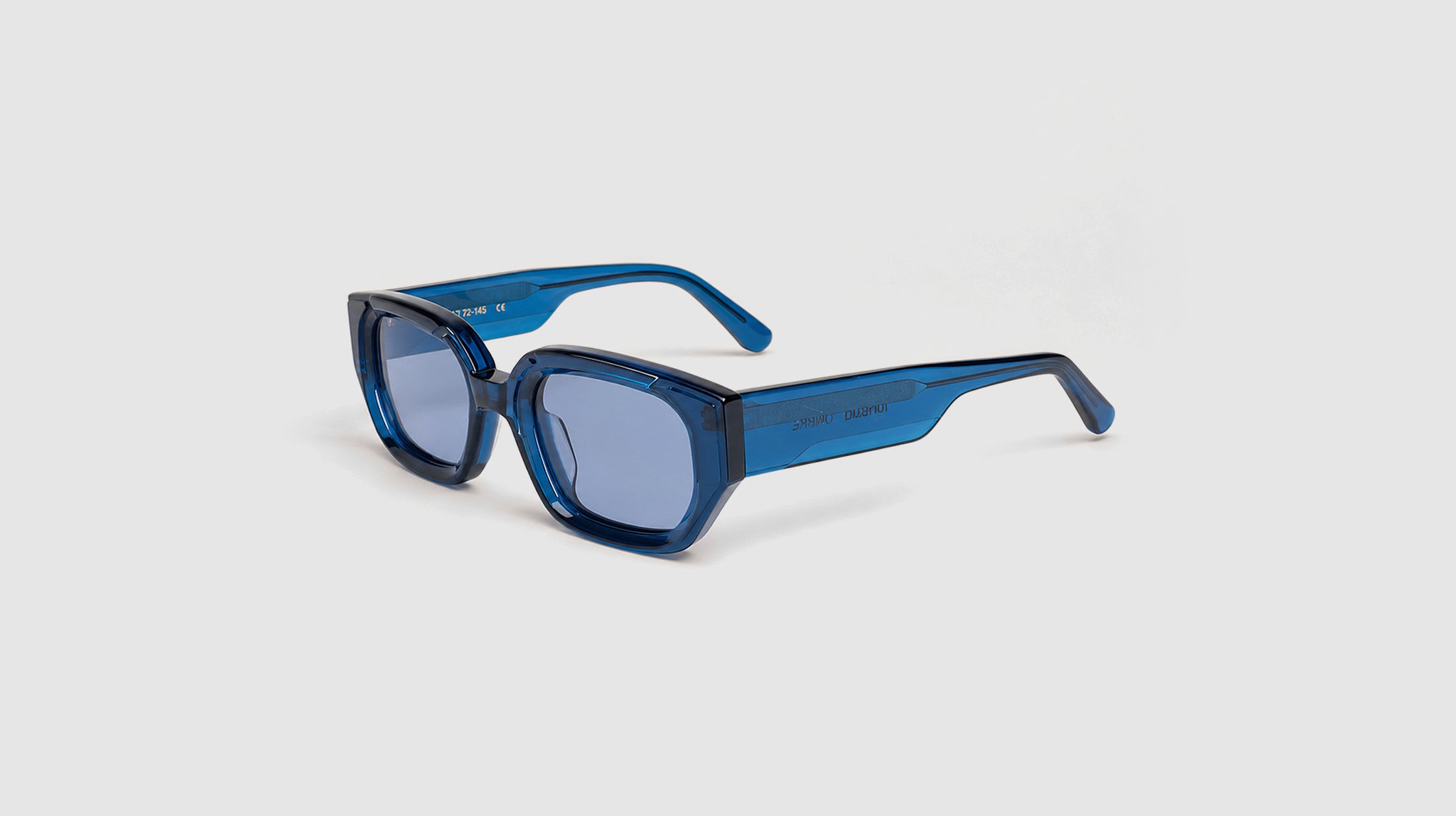 hero_3q__25_OMBRE_blue_with_lens_hero_3q_final_1.jpg